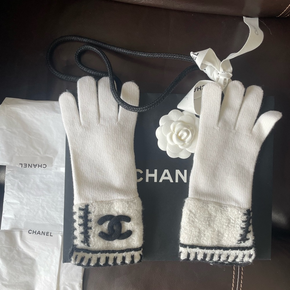 New Chanel cashmere gloves white